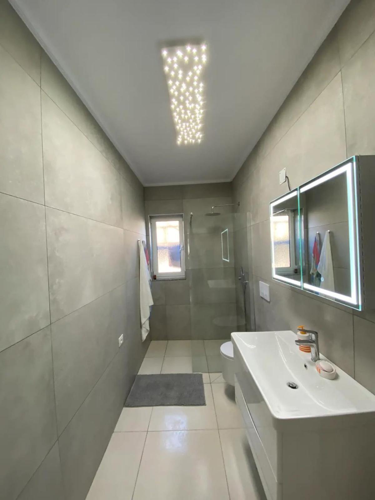 Bright & Cozy Room With Balcony Corovode Bagian luar foto