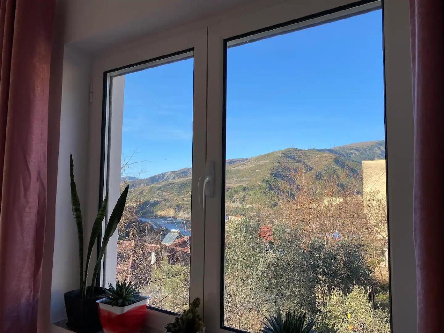 Bright & Cozy Room With Balcony Corovode Bagian luar foto