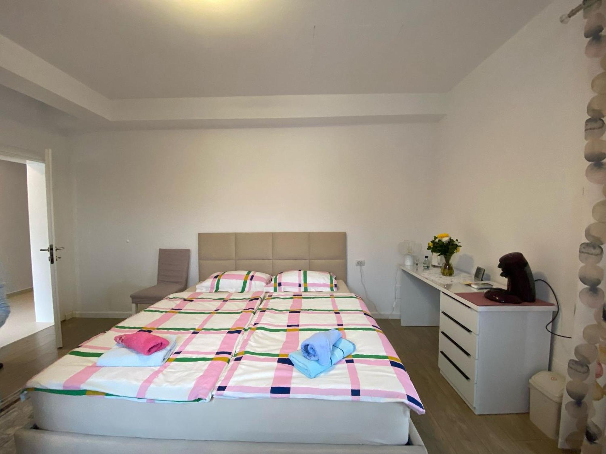 Bright & Cozy Room With Balcony Corovode Bagian luar foto